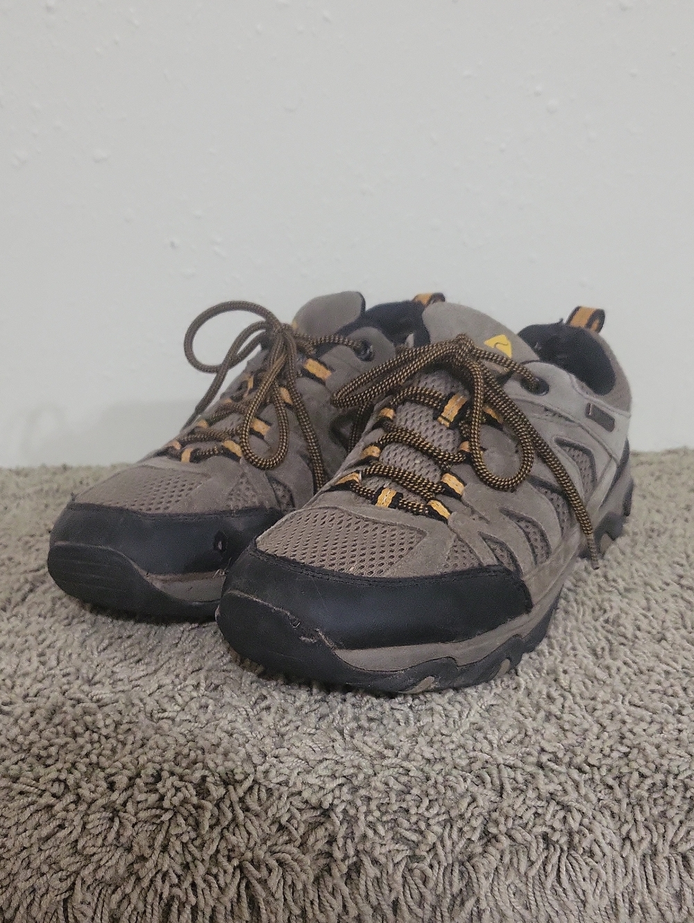 Ozaek Trail Gray and Black Hiking Sneakers with Yellow Accents